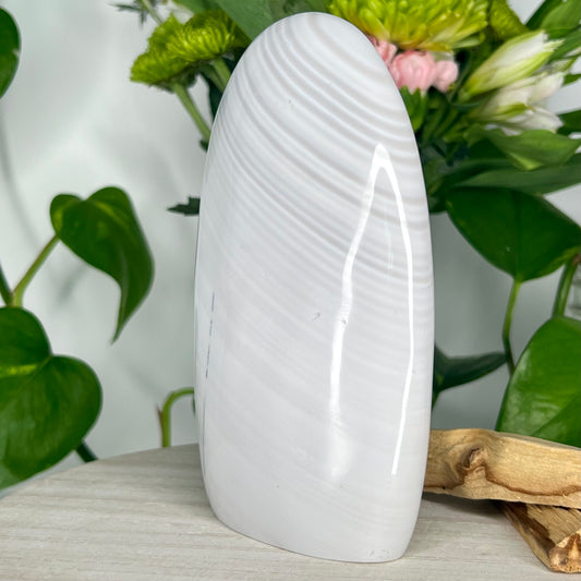 Flint // White // Banded // Free Form