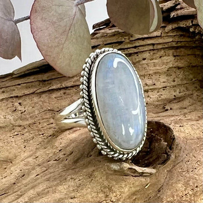 Moonstone // White // Size 7 // Ring