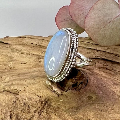 Moonstone // White // Size 7 // Ring