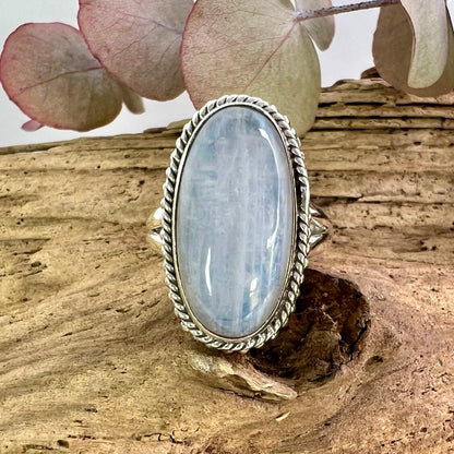 Moonstone // White // Size 7 // Ring