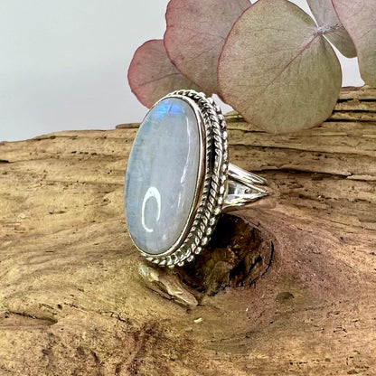 Moonstone // White // Size 7 // Ring