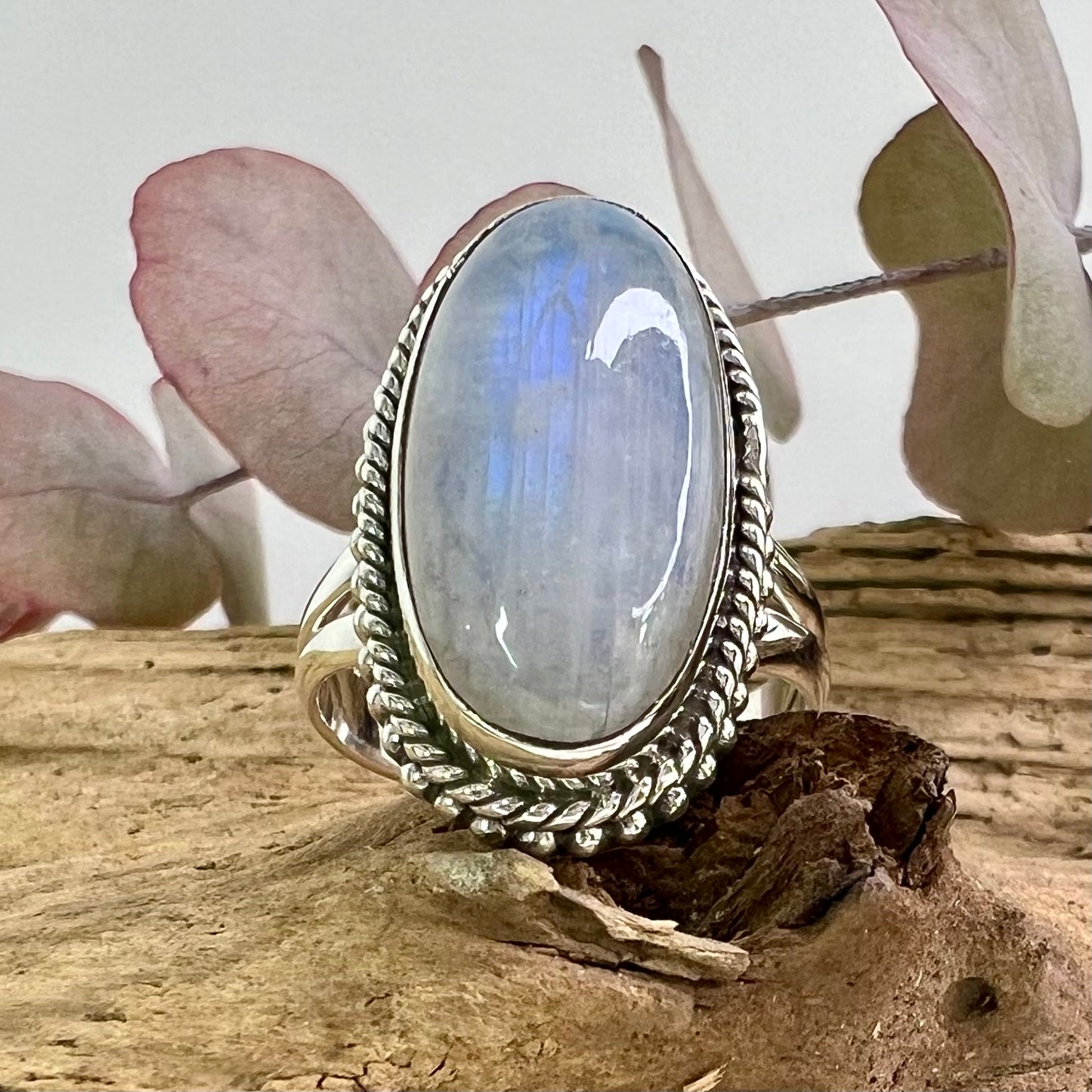 Moonstone // White // Size 7 // Ring