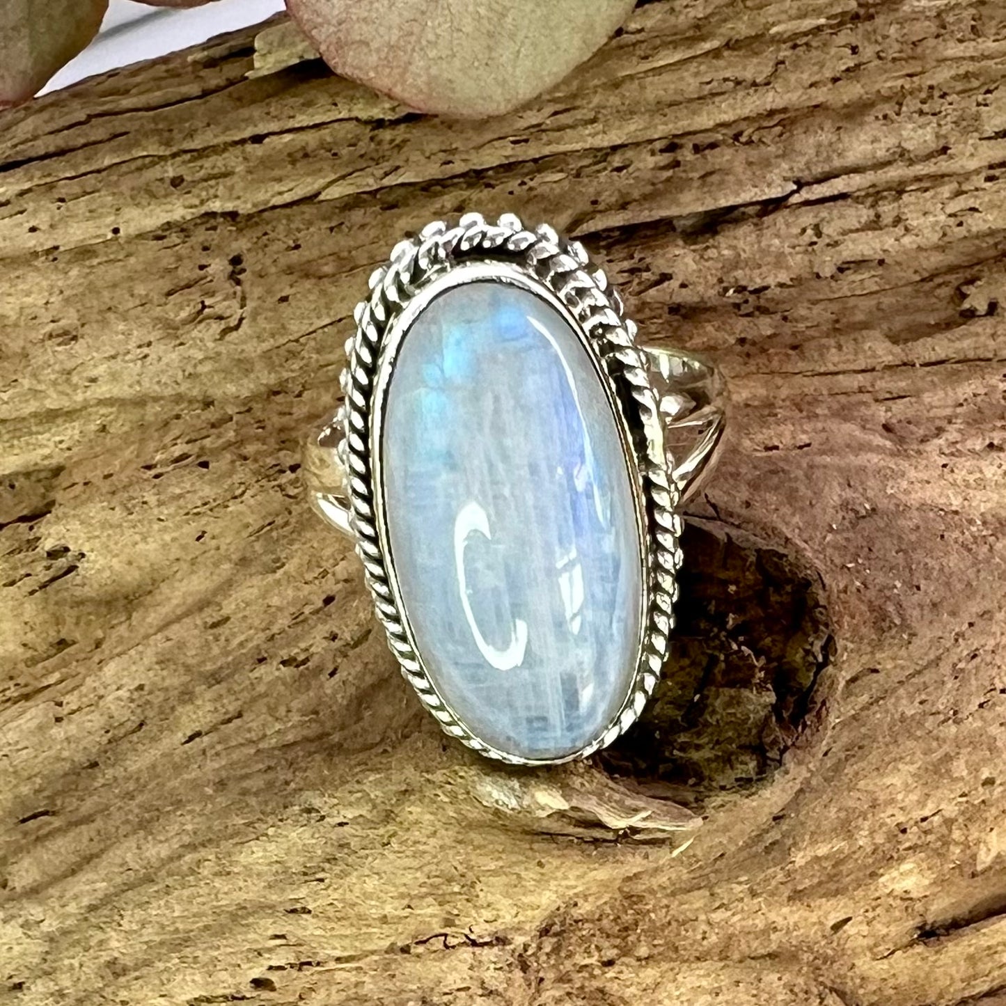 Moonstone // White // Size 7 // Ring