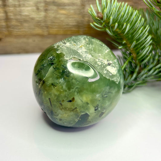 Prehnite // Sphere