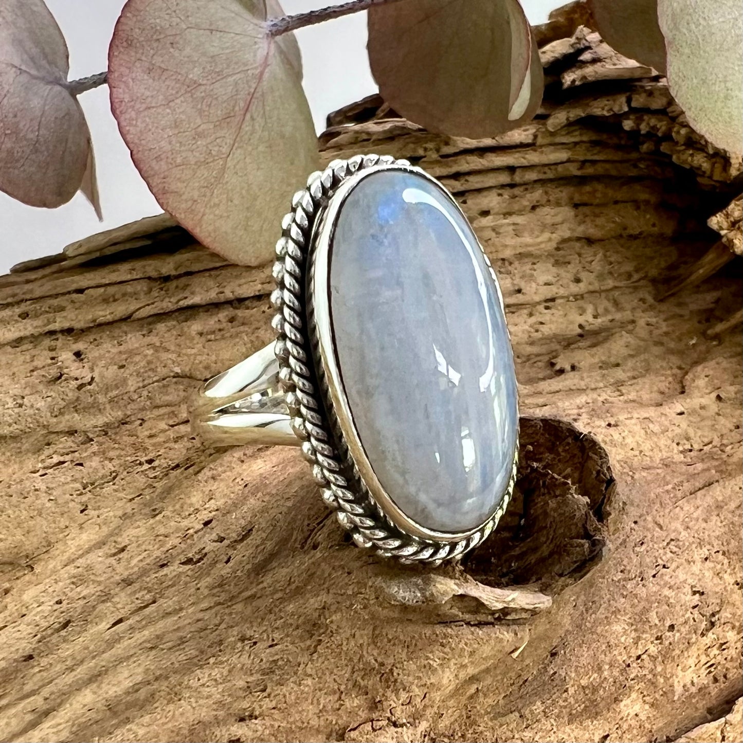 Moonstone // White // Size 7 // Ring