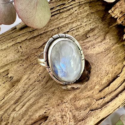 Moonstone // White // Size 8 // Ring