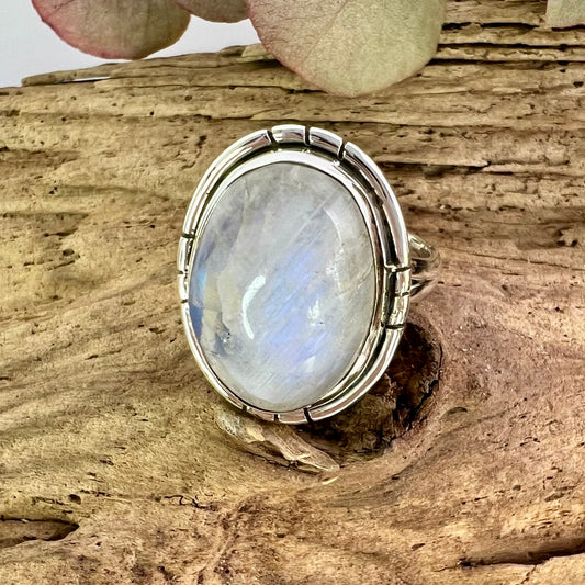 Moonstone // White // Size 8 // Ring