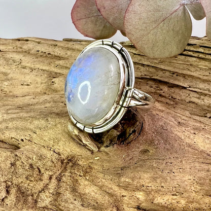 Moonstone // White // Size 8 // Ring